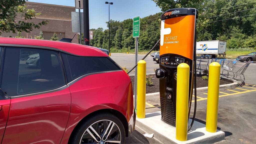 2014 BMW i3 REx fast-charging at Chargepoint site, June 2016 [photo: Tom Moloughney]