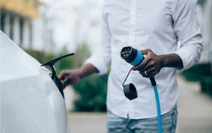 As of January 1, consumers can lease electric vehicles and qualify for up to $7,500 in commercial clean vehicle tax credits. - IMAGE: GettyImages/martin-dm