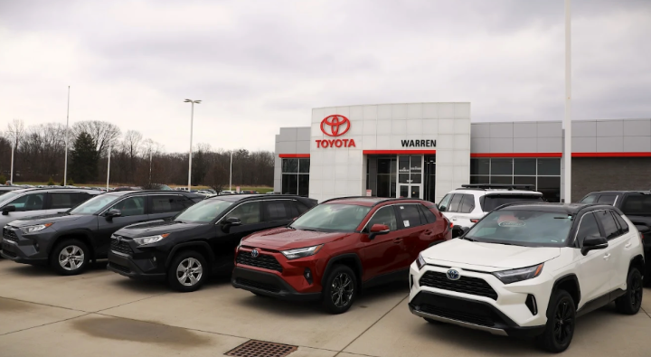 Toyota of Warren encompasses more than 25,000 square feet on five acres and includes a parts and service center with 18 bays. - Toyota of Warren